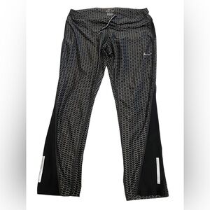 Nike Black and White Wave Pattern Pants
size L‎ ~ Active Wear
